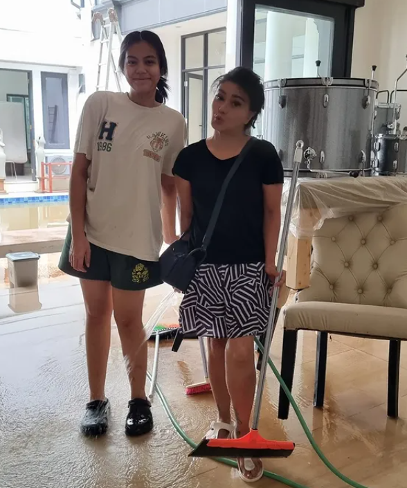 Tamara mengaku bahwa beberapa tukang yang sedang bekerja di rumahnya juga sempat terjebak hingga malam hari sebelum akhirnya diselamatkan oleh tim SAR.
