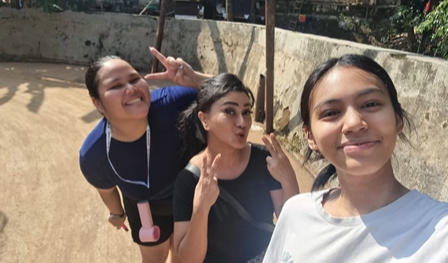 Air setinggi hampir dua meter menggenangi area luar rumah, sementara di dalam rumah ketinggian air mencapai sepinggang orang dewasa.