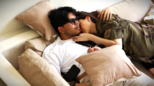 Momen mesra Aaliyah dan Thariq saat bersama disebuah oa. Mereka tampak begitu hangat dalam potret ini.