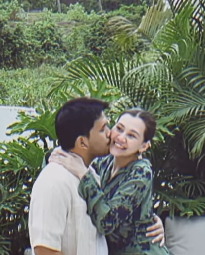 Aaliyah Massaid dan Thariq Halilintar berpose romantis dalam perayaan satu tahun pernikahan, mengenakan busana putih dengan latar alam Bali.