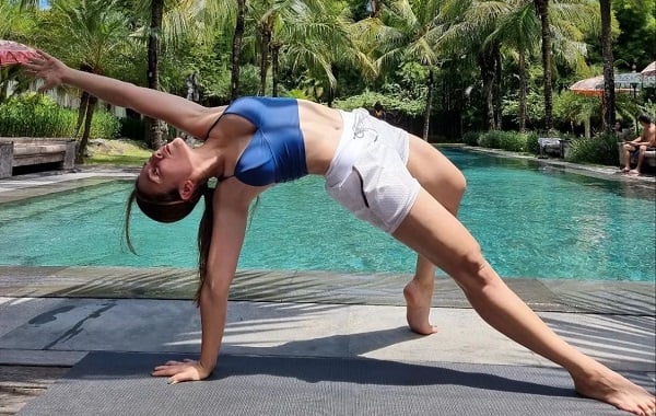 Wulan Guritno melakukan yoga (Instagram)