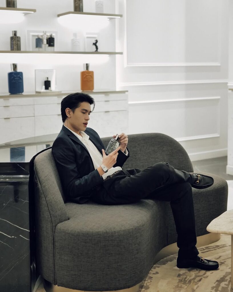 Julian mengaku cukup kewalahan memerankan Ale karena sifat karakter tersebut sangat bertolak belakang dengan kepribadiannya di kehidupan nyata.