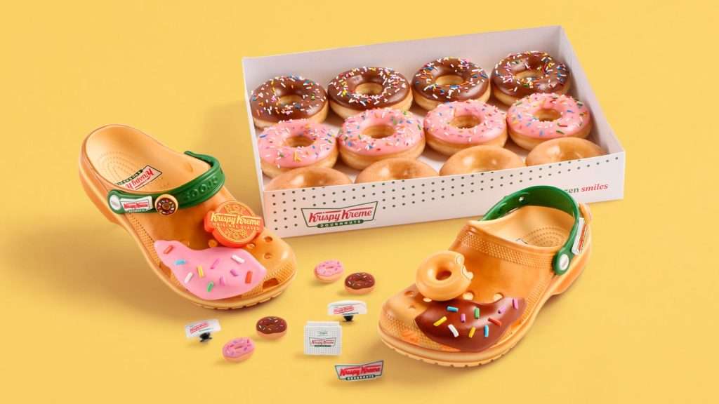 Kolaborasi ini juga dirayakan dengan kejutan spesial: Crocs Dozen, paket lusinan donat Krispy Kreme dengan tiga varian rasa (Original Glazed®, Chocolate Iced, dan Strawberry Iced) yang terinspirasi desain sepatu.