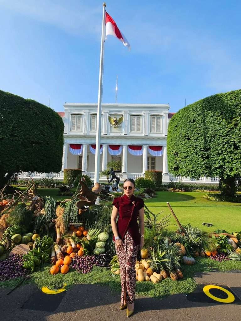 Busana yang dikenakan Wulan merupakan kebaya modern berbahan beludru dari koleksi Djedjak Warisan oleh brand Sissae Indonesia.