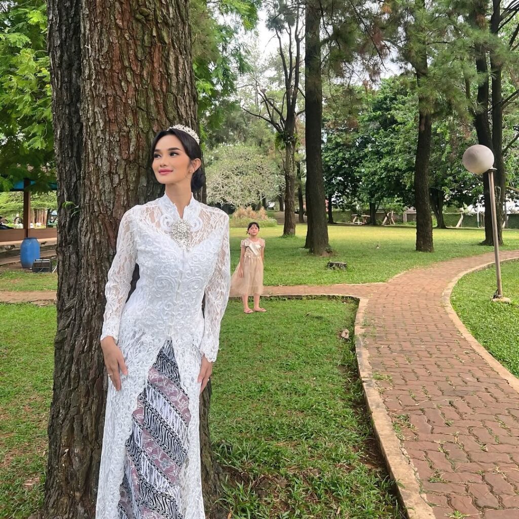 Pada foto kedua, Faby tampil dengan pose menoleh ke samping sambil tersenyum lembut.