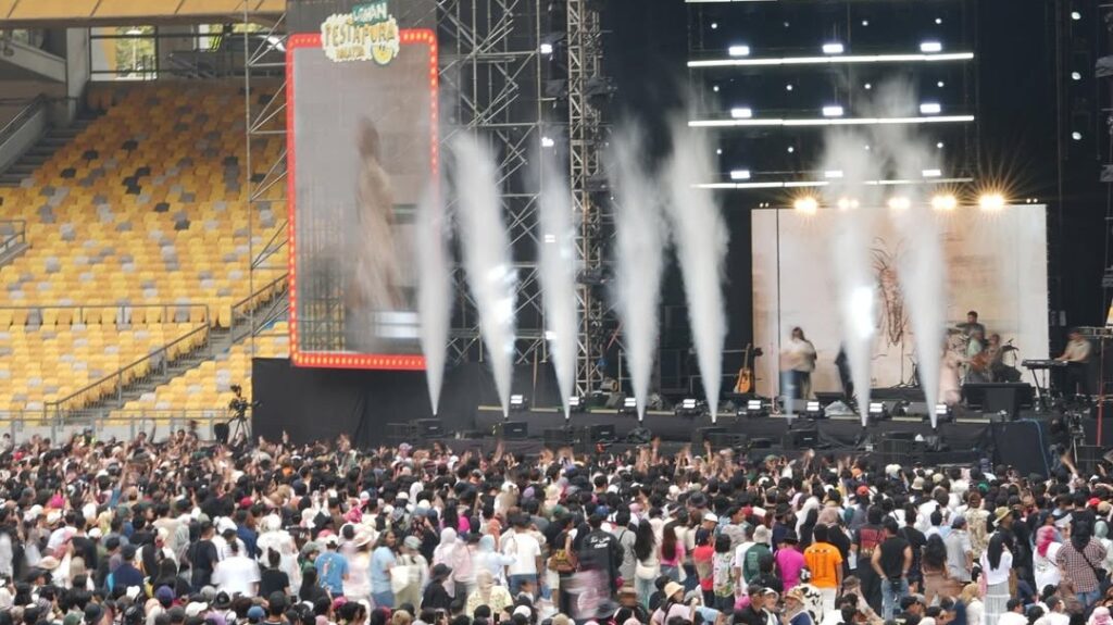 Setiap harinya, penonton bisa menikmati pertunjukan dari berbagai genre di beberapa panggung berbeda, mulai dari rock, pop, reggae, elektronik, hingga indie eksperimental.