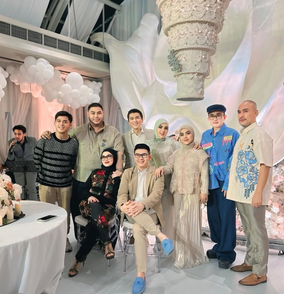 Beberapa artis ternama seperti Vina Panduwinata, Melly Goeslaw, Krisdayanti, Ivan Gunawan, Reza Artamevia, Cakra Khan, dan Kiky Saputri turut hadir dan memeriahkan acara