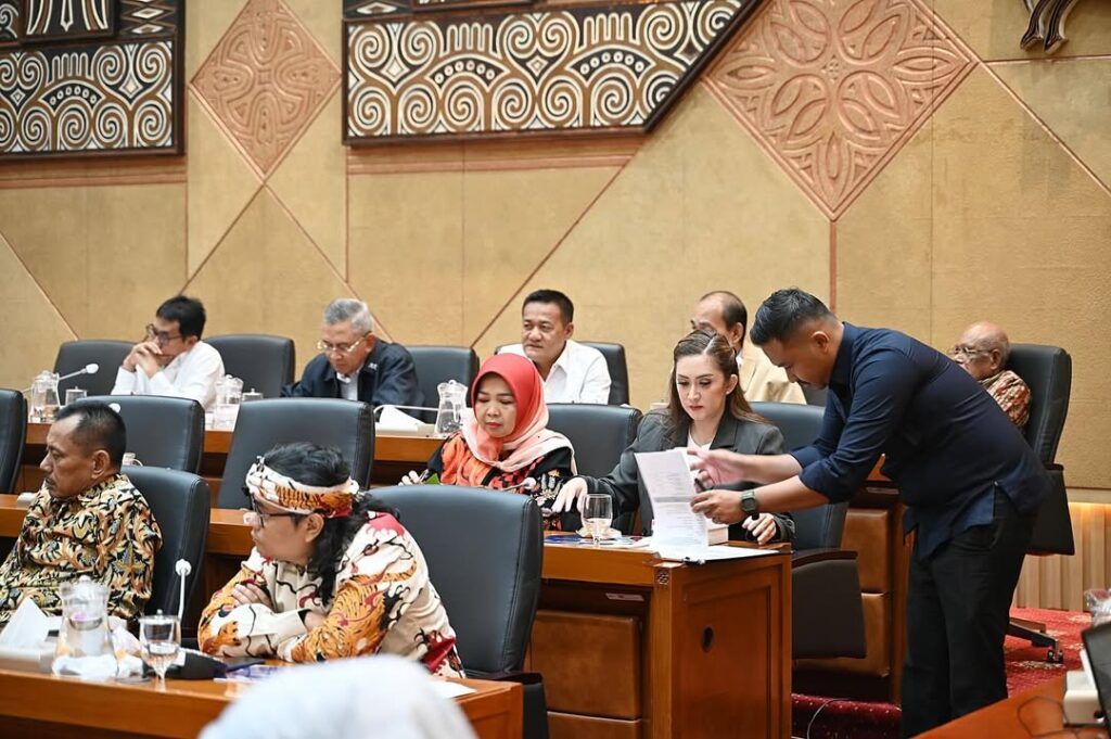 Sutradara Joko Anwar menyampaikan sindiran tajam kepada Nafa Urbach yang sebelumnya membela kenaikan tunjangan DPR.
