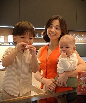 Momen Nikita Willy menemani makan kedua buah hatinya, Issa dan Nael, menggambarkan rutinitas parenting yang penuh cinta dan edukatif.