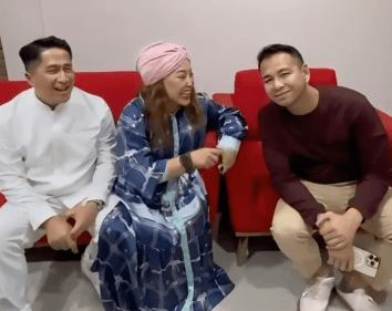 Kedekatannya dengan Raffi Ahmad dan Irfan Hakim menjadi sorotan publik, terutama saat Raffi menanggung biaya persalinan Mpok Alpa sebesar Rp150 juta.