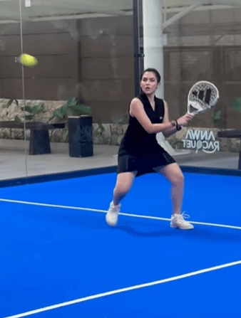 Davina Karamoy tampil sporty dengan outfit serba hitam saat bermain padel