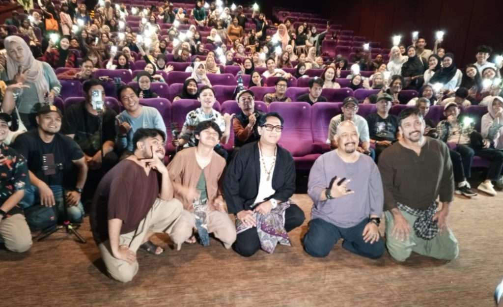 Dengan lagu OST Senyum Membawa Luka versi baru ini, penonton diajak bernostalgia sekaligus tertawa lepas.