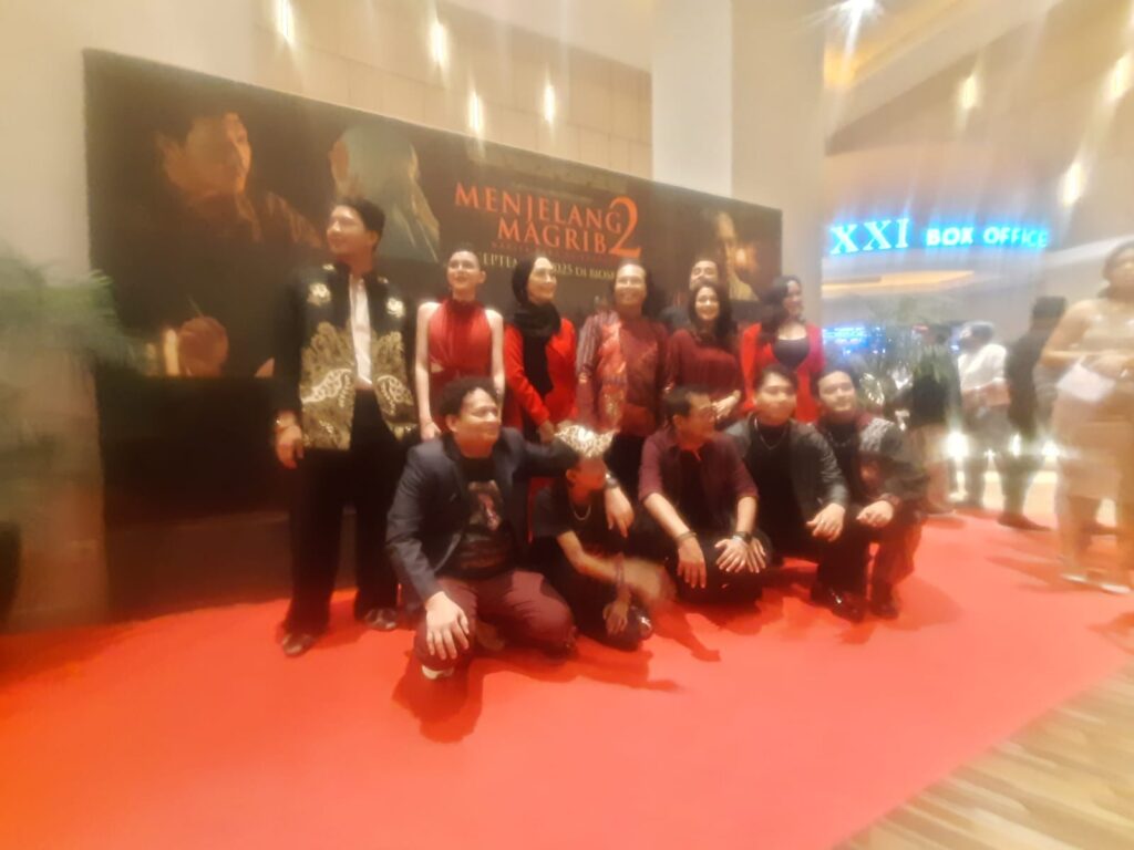 Film ini menonjolkan pertarungan antara kepercayaan mistis dan takhayul dengan pendekatan ilmiah serta sains yang progresif di masa Hindia Belanda.