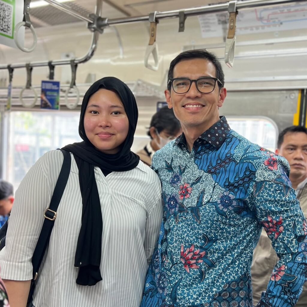 Perilaku Adrian Maulana ini memberi pelajaran penting bahwa pejabat tidak perlu jauh dari masyarakat dan bisa menggunakan moda transportasi yang sama.