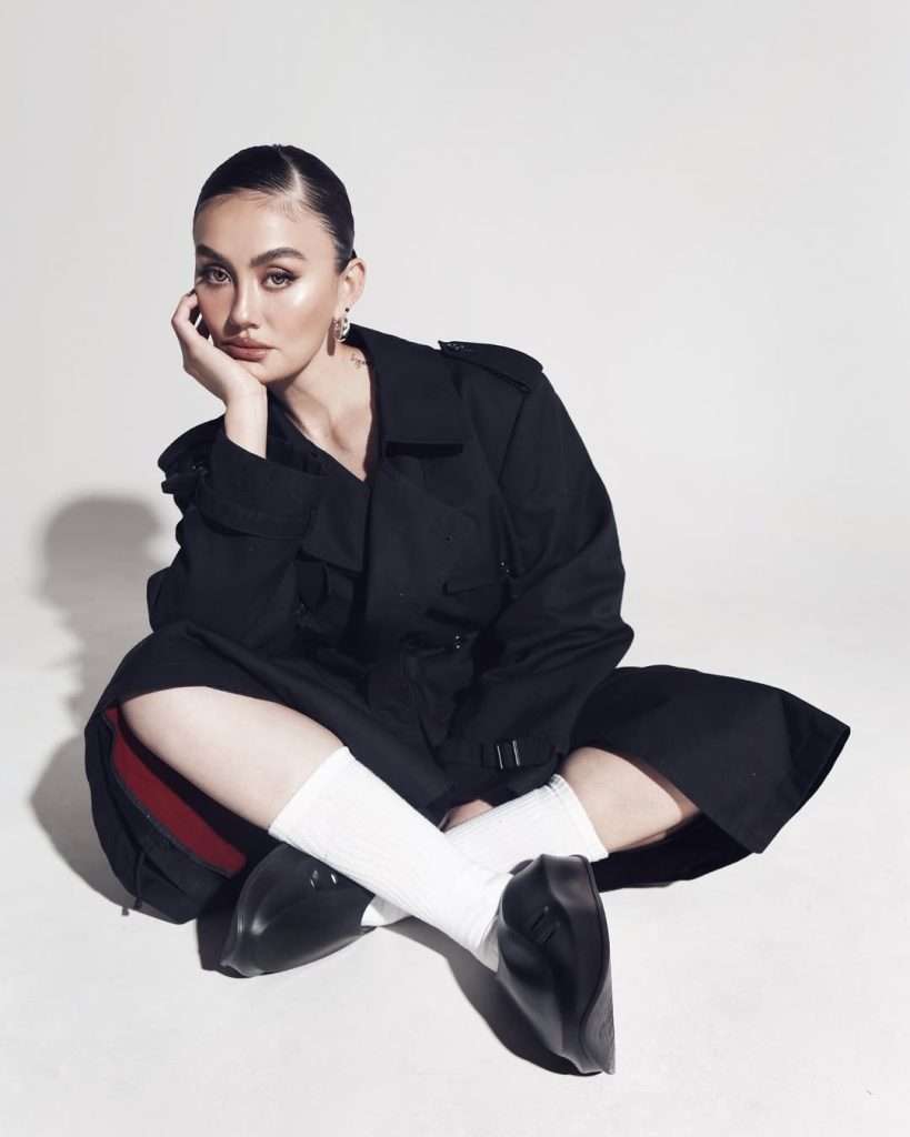 Sebelumnya, Agnez dinyatakan bersalah karena menampilkan lagu “Bilang Saja” sebanyak tiga kali tanpa izin dan dikenai sanksi ganti rugi oleh pengadilan niaga.