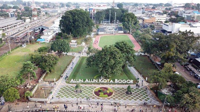 Terletak persis di sebelah Stasiun Bogor, tepatnya berlokasi di Jalan Kapten Muslihat, alun-alun ini menjadi ruang terbuka hijau yang ramai dikunjungi.