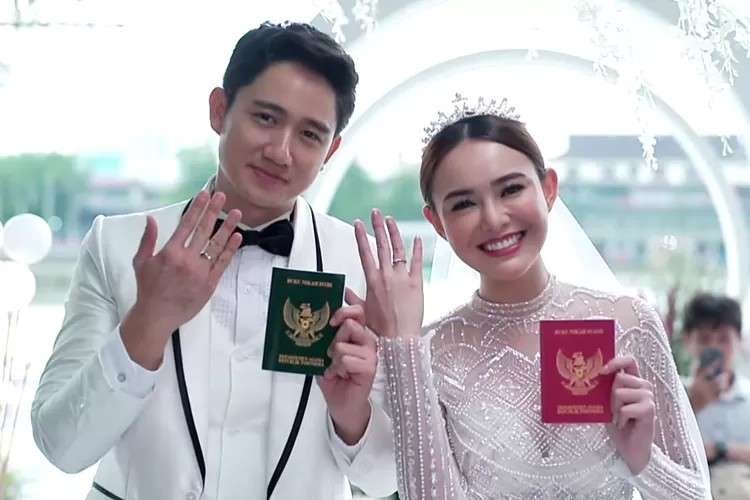 Kenny Austin dan Amanda Manopo sebelumnya pernah beradu akting dalam sinetron Cinta Yasmin, yang tayang hingga April 2025.