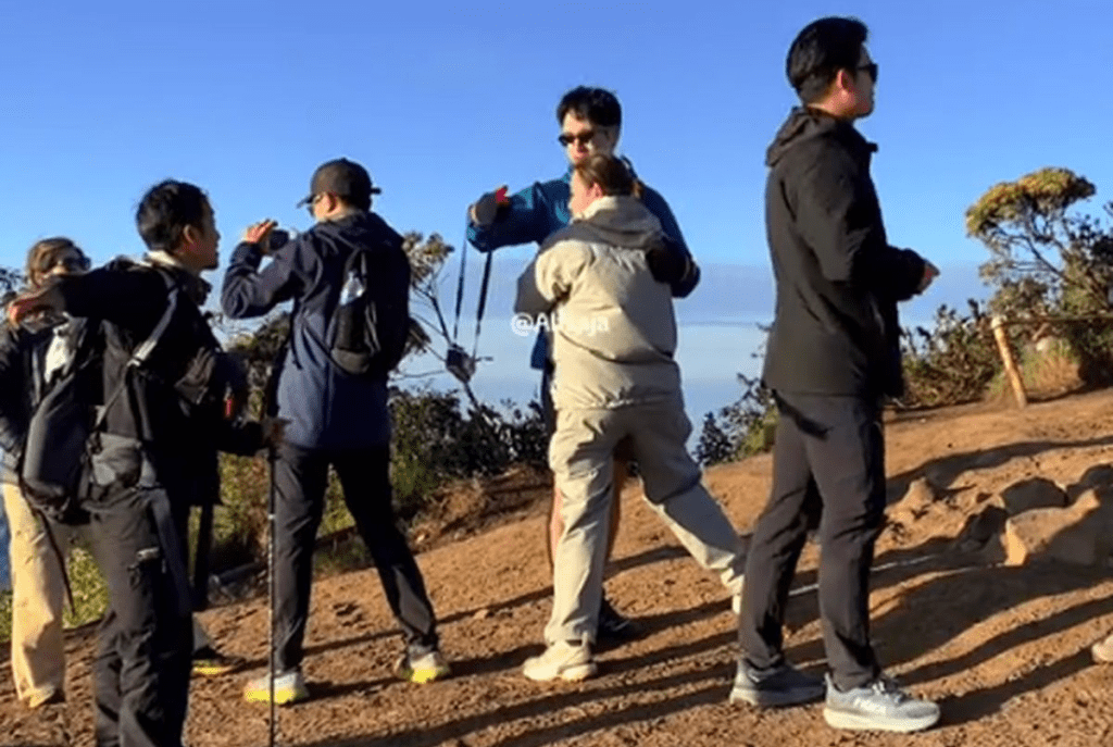 Unggahan itu langsung dibanjiri komentar netizen yang menyebut momen tersebut sebagai “go public” hubungan mereka.