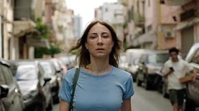 Arzé (diperankan oleh Diamand Abou Abboud) adalah seorang ibu tunggal yang tinggal bersama putranya, Kinan (Bilal Al Hamwi), dan kakaknya yang agorafobik, Layla (Betty Taoutel).