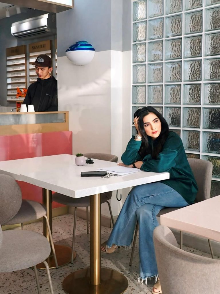 Ashanty tampak berfoto bersama karyawan Lu'miere saat mengumumkan penutupan toko kue miliknya, suasana haru menyelimuti momen tersebut.