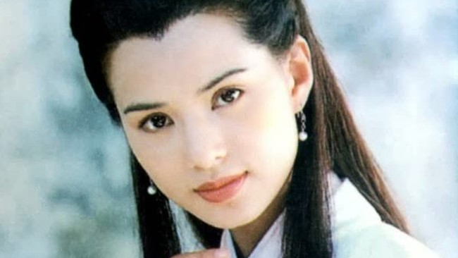 Carman Lee mulai dikenal luas lewat perannya sebagai “Bibi Lung” dalam serial legendaris The Return of the Condor Heroes (1995)