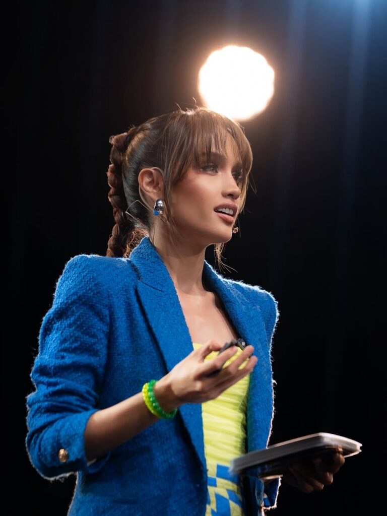 Aktris Cinta Laura menjadi salah satu figur publik yang paling vokal menyuarakan duka dan kritik.