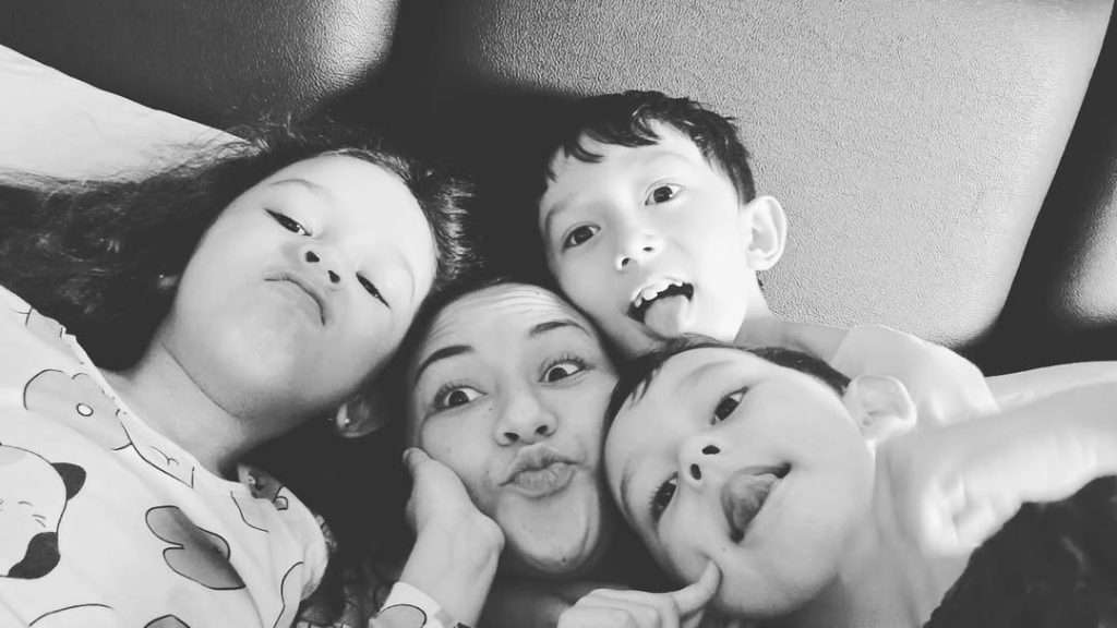 Dahlia Poland dan anak-anak berpose kocak penuh ekspresi hangat.