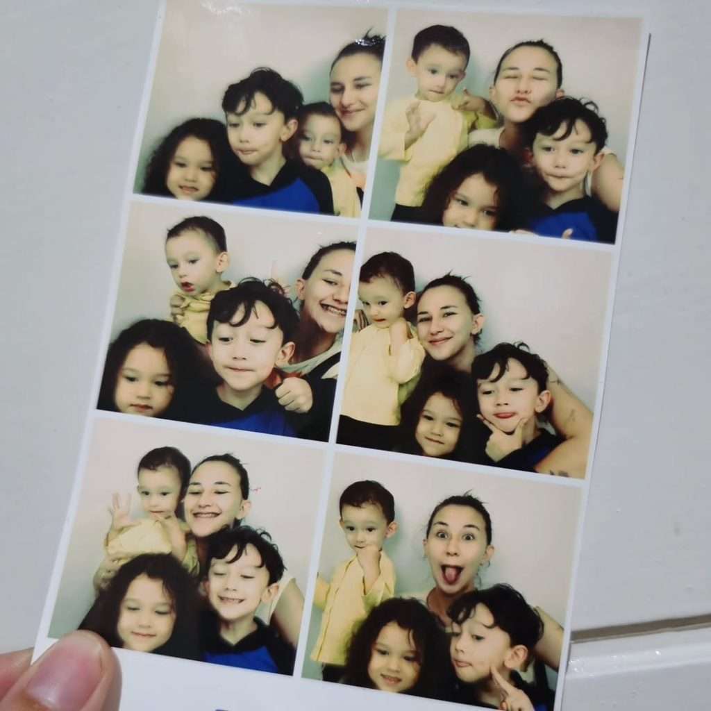 Kebersamaan Dahlia Poland dan anak-anak penuh kehangatan.