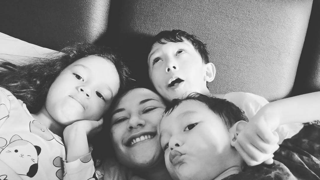 Dahlia Poland bersama buah hatinya