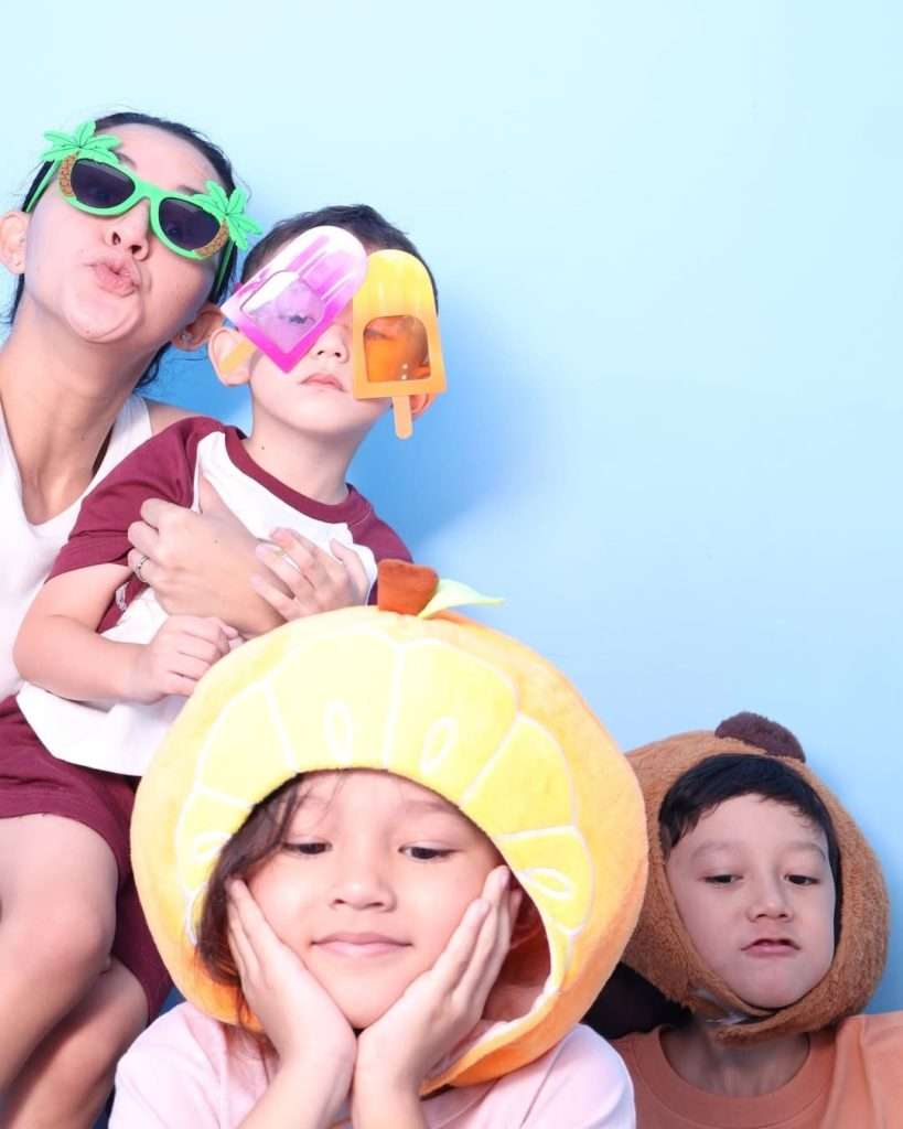 Tawa bahagia Dahlia Poland bersama ketiga anaknya.