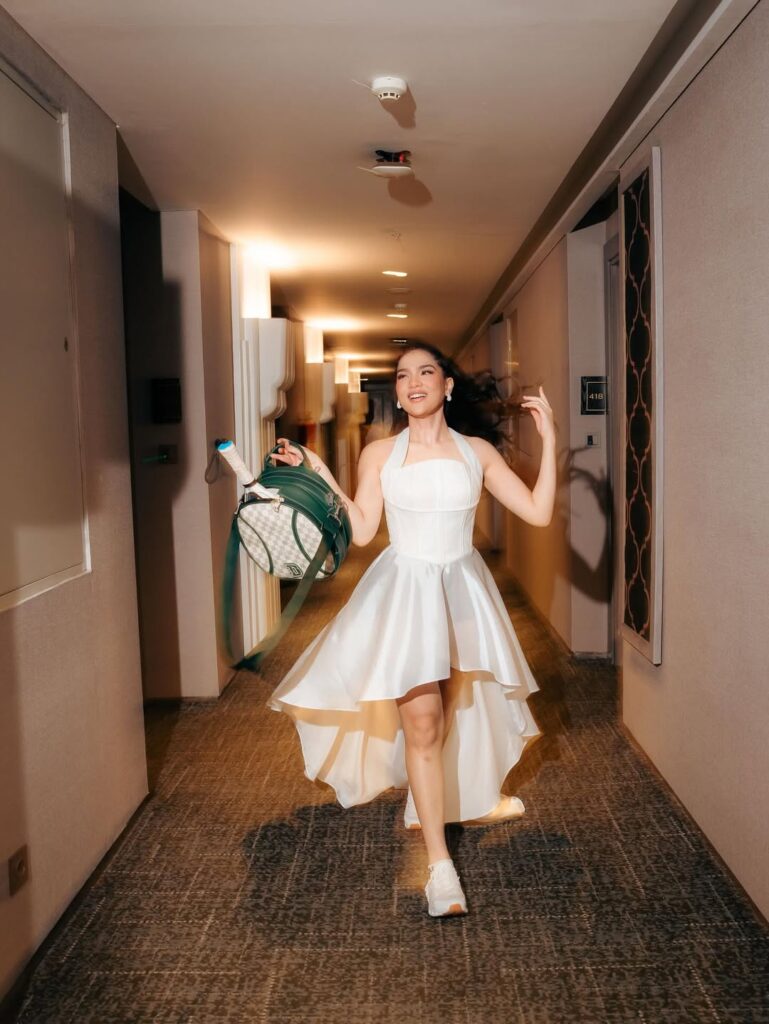 Tema padel dipilih karena olahraga tersebut menjadi kegemaran baru Davina. Seluruh dekorasi pesta, mulai dari kue ulang tahun hingga dress code tamu, mengusung nuansa lapangan padel.