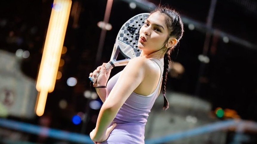 Davina Karamoy dan gaya busananya saat main padel