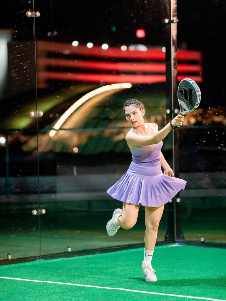Davina Karamoy tampil feminin dengan dress ungu saat bermain padel