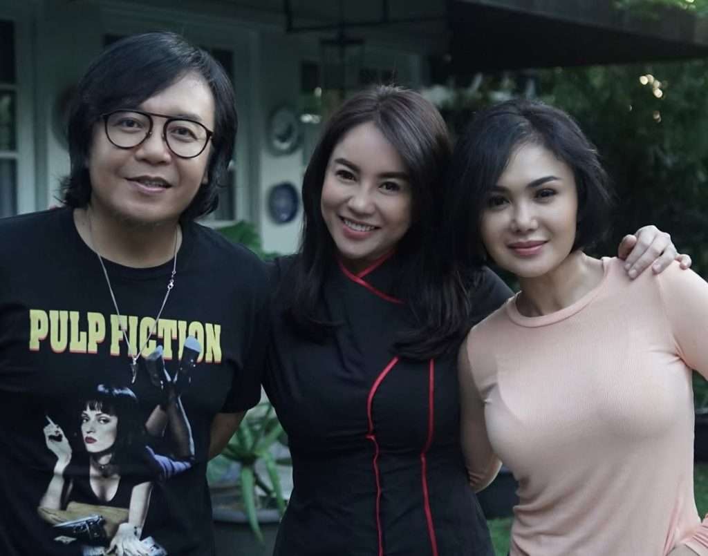 Selain aktif di dunia bisnis, Dearly juga memiliki keterlibatan di dunia hiburan. Ia kerap hadir di acara fashion dan kampanye sosial bersama sejumlah selebritas Tanah Air.