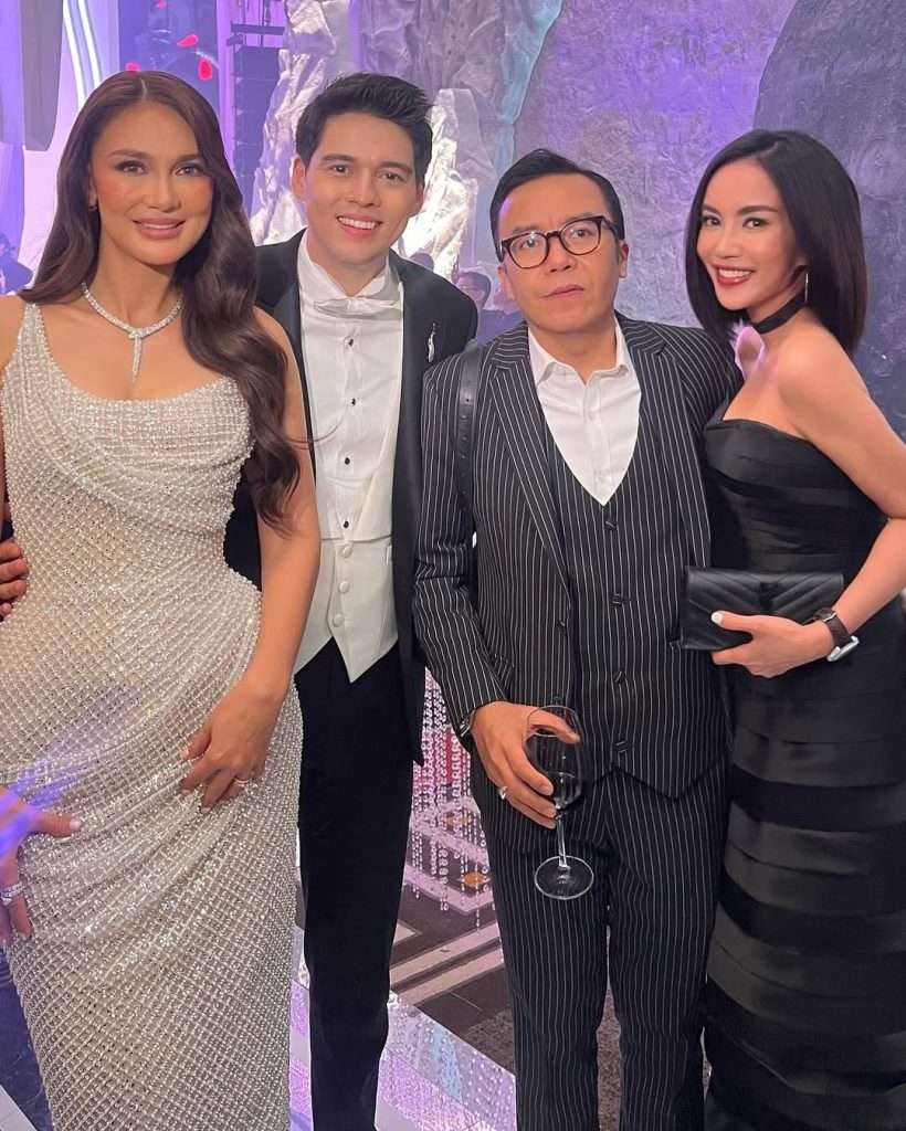 Ari Lasso dan Dearly Djoshua bergandengan tangan di resepsi pernikahan Luna Maya dan Maxime Bouttier