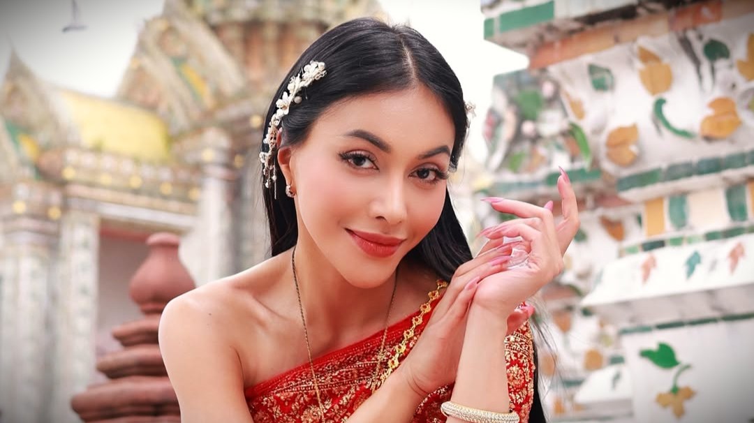 Denada di Thailand bergaya dengan mengenakan baju adar