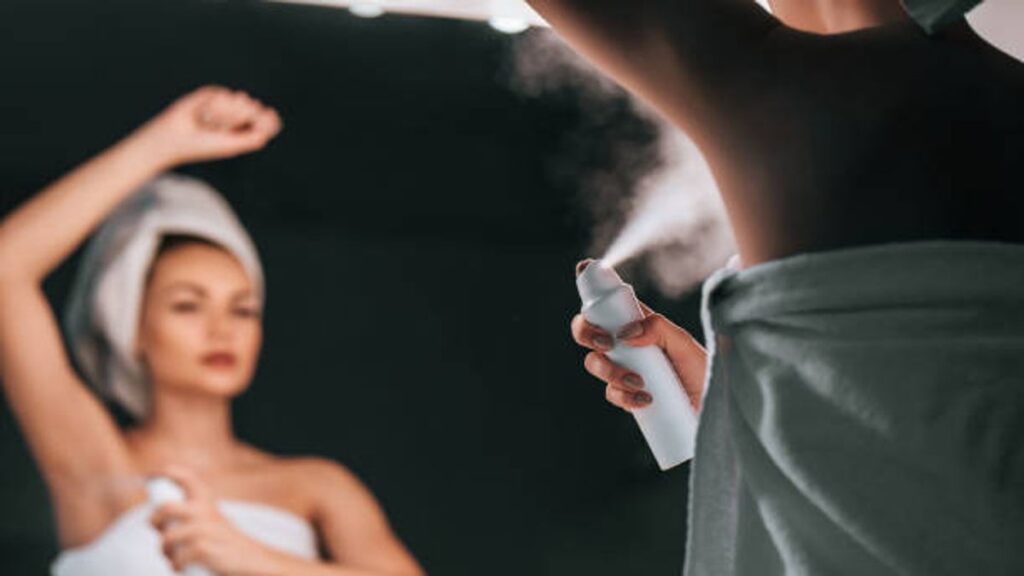 Meski bukan parfum, deodoran dan antiperspiran sangat efektif dalam mengontrol bau badan.