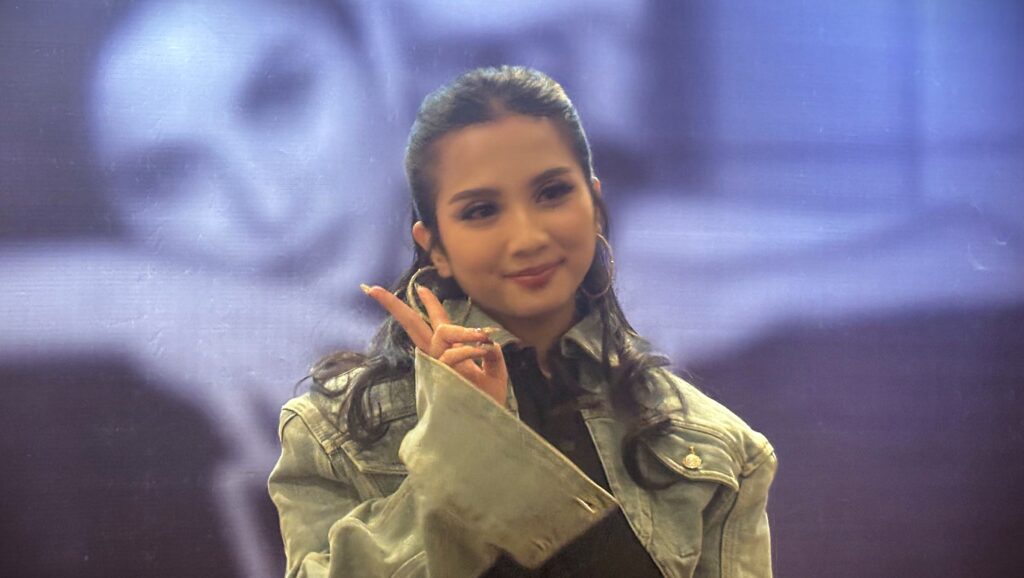 Pemilihan lagu 'Antara Kita' sebagai karya debut bukan tanpa alasan. Fay menyebut lagu ini memiliki kesan kuat dan tak lekang oleh zaman.