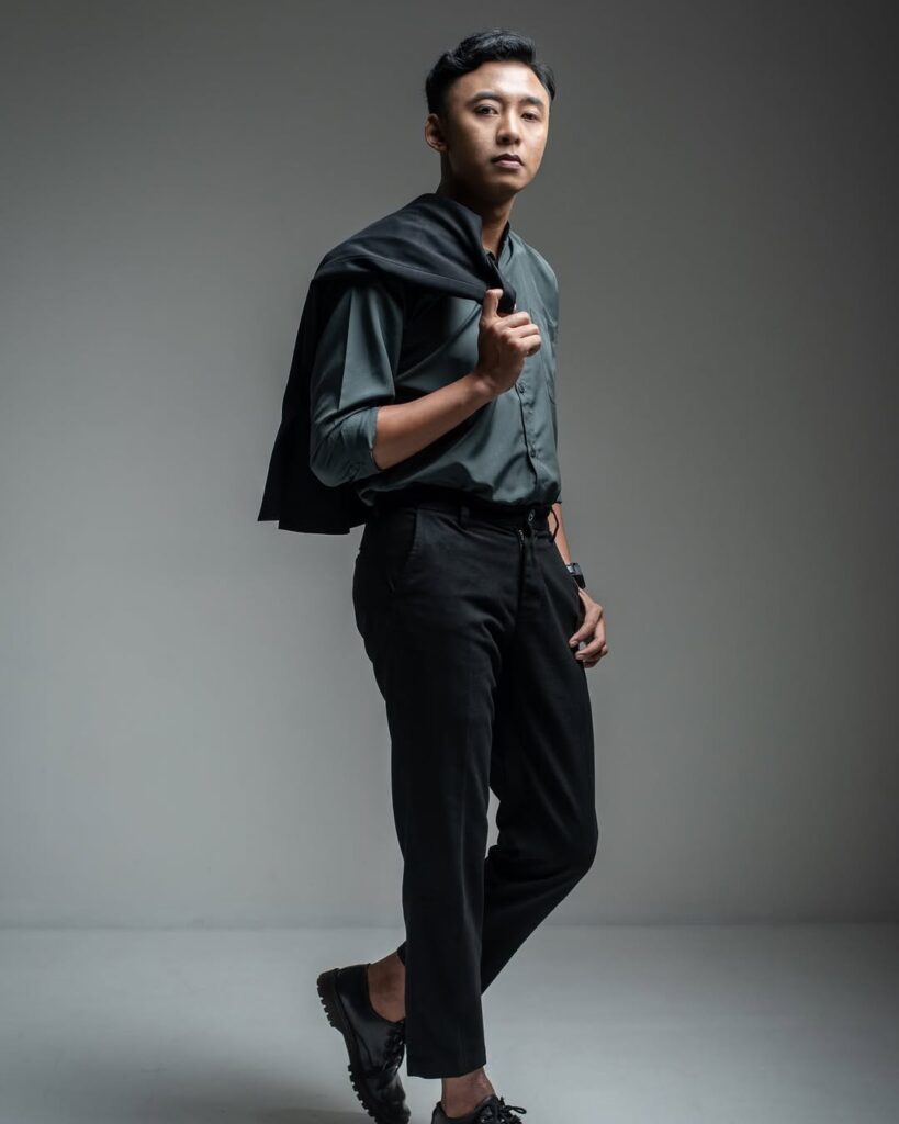 Kisah finansial itu bukan untuk mengundang belas kasihan, melainkan menandai momen titk balik. Fajar mulai merapikan prioritas, menguatkan pijakan kerja, dan memperlebar spektrum peran.