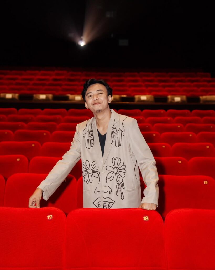 Fajar menyimpan satu rahasia yang lama tidak ia bicarakan. Mata kirinya tidak dapat melihat sejak kecil. 