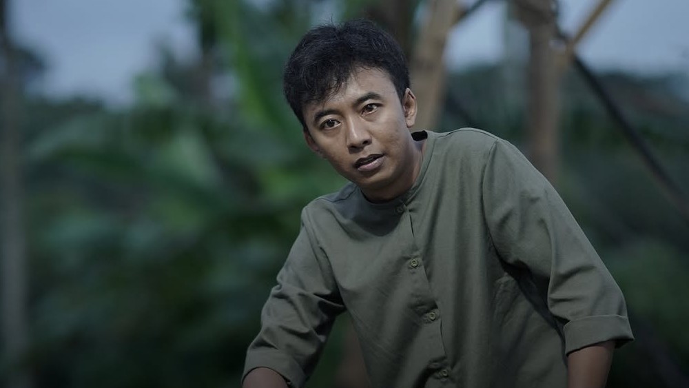 Bukan sensasi ceritanya; yang lebih penting adalah kejujuran—sebuah pengingat bahwa para komika yang membuat kita tertawa juga manusia yang merasakan cemas yang sama.