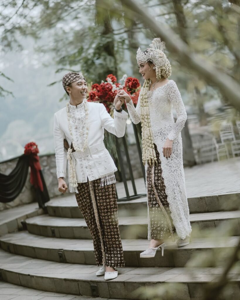 Fajar Nugra memberi contoh bahwa tawa dan air mata tidak saling meniadakan. Mereka justru bersekutu mencetak ketahanan.