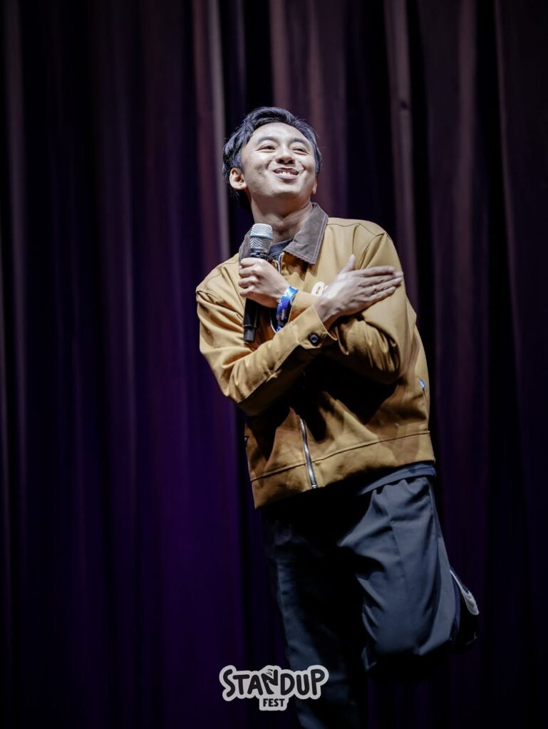 Ia sempat mencicipi panggung Street Comedy IV dan menorehkan prestasi awal, sebelum benar-benar melompat ke publik lewat Stand Up Comedy Indonesia