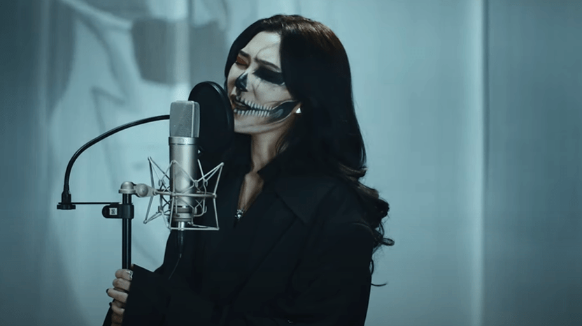 Visual wajah separuh tengkorak yang dikenakan Iwan Fals bukan sekadar gimmick. Itu adalah representasi dari karakter Panji yang kehilangan istrinya secara tragis dan bersumpah untuk membalas dendam.