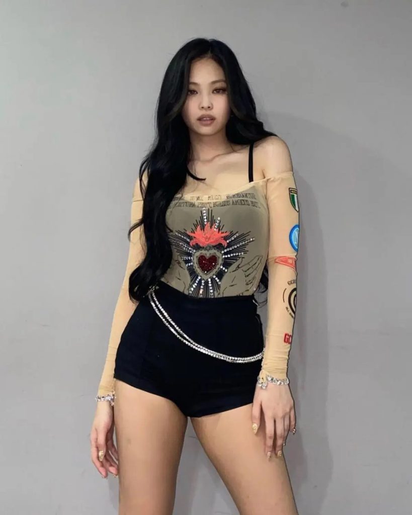 Dari Korea, ada Jennie BLACKPINK yang sering tampil dengan mini skirt, aksesori chunky, serta palet warna cerah yang langsung mengingatkan pada awal 2000-an.