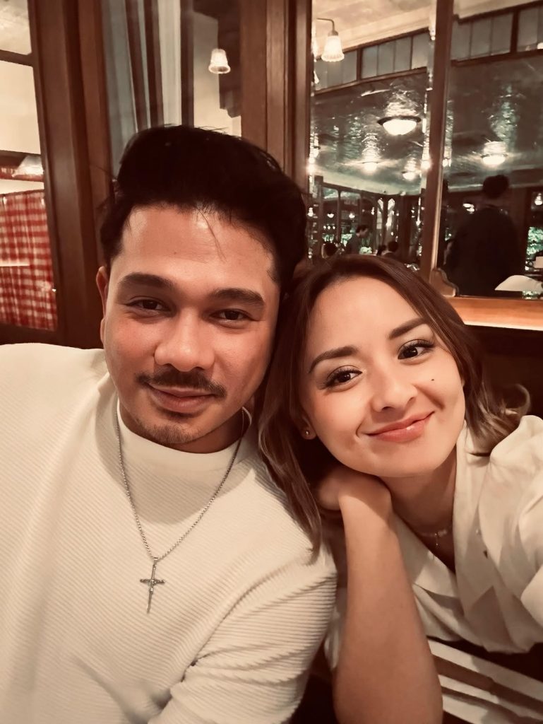 Joanna Alexandra dan Immanuel Christover tersenyum bersama dalam sebuah foto, menunjukkan kedekatan yang hangat dan penuh makna.