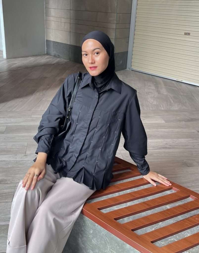 Kairissta Chaniago, yang memiliki nama asli Sri Astika, lahir di Palembang pada 11 Februari 1992. Ia dikenal luas sebagai salah satu figur berpengaruh di komunitas fesyen muslim Indonesia.