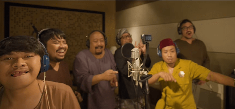 Andre Taulany Dkk didaulat untuk menyanyikan lagu dangdut penuh cengkok khas untuk soundtrack film Kang Solah from Kang Mak x Nenek Gayung.