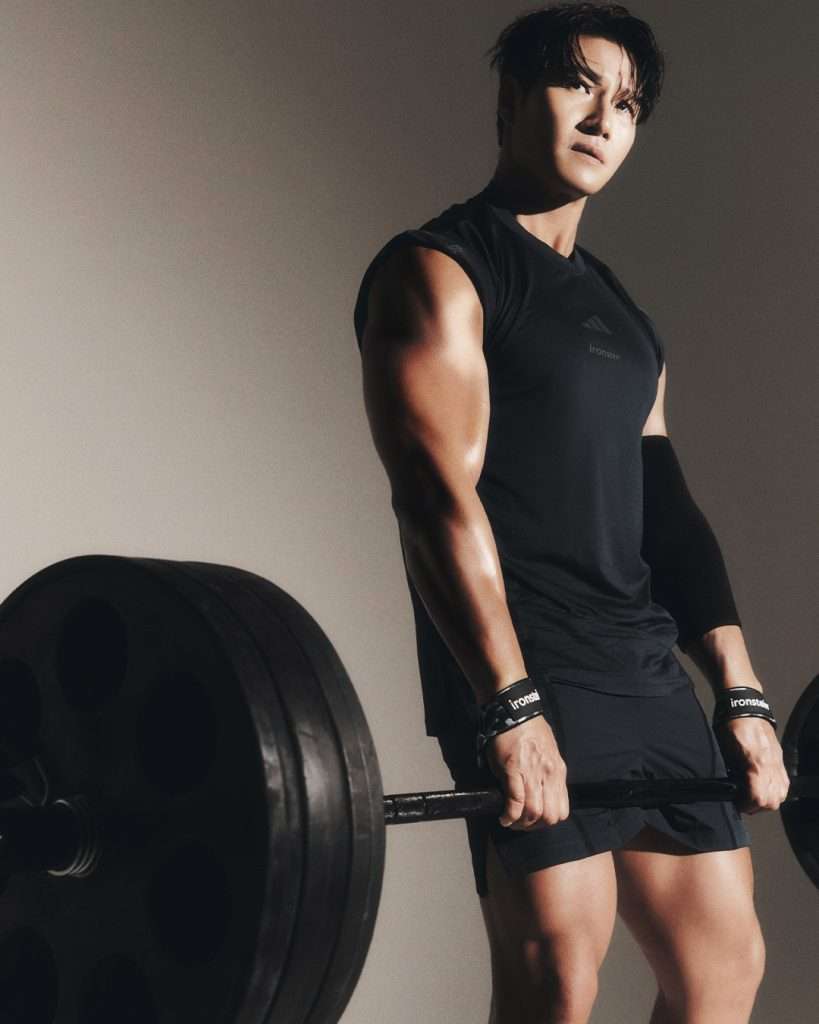 Dikenal sebagai “Sparta” di Running Man, Kim Jong-kook bukan hanya populer karena kekuatan fisiknya, tetapi juga karena gaya hidup sehat dan disiplin yang ia jalani.