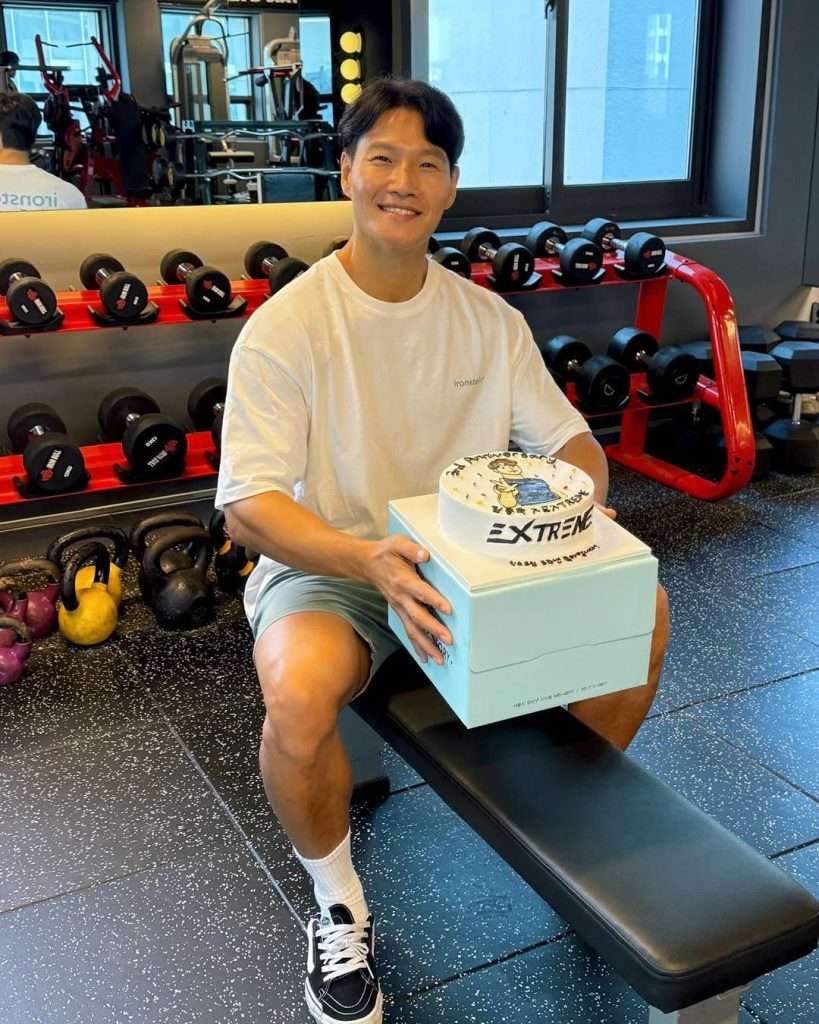 Kim Jong-kook menyampaikan bahwa acara pernikahan akan digelar secara sederhana di Seoul, hanya dihadiri keluarga, teman dekat, dan beberapa kenalan.